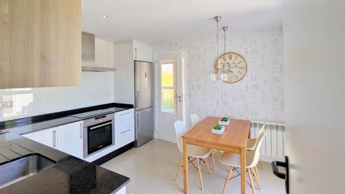 Η κουζίνα ή μικρή κουζίνα στο Casa con piscina Riosar Santiago