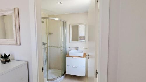 Ένα μπάνιο στο Casa con piscina Riosar Santiago