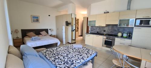 ペルレードにあるVilla gli Ulivi Chalten Apartmentのキッチン(ソファ、テーブル付)
