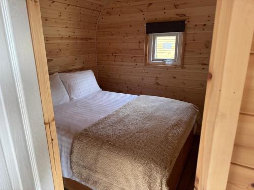 Habitación pequeña con 1 cama en una cabaña de madera en Oakwood Farm Chester, en Chester