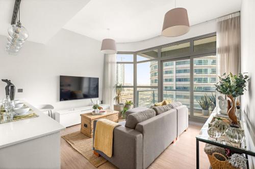 Dubai Marina Luxury 2BR with Pool, Gym & Near JBR Beach, Metro