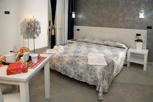 - une chambre avec un lit et une table avec des cadeaux dans l'établissement B&B La Galleria, à Nardò