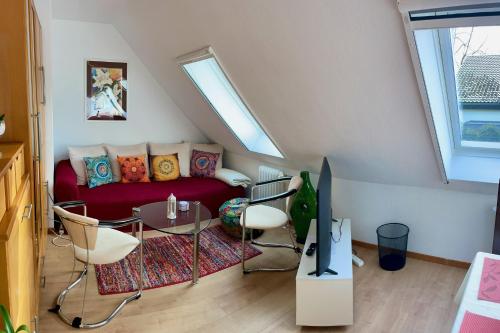 een woonkamer met een bank en een tafel bij Chez Lana in Berlijn