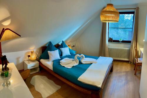 een slaapkamer met 2 zwanen op een bed bij Chez Lana in Berlijn