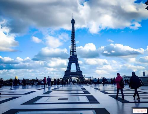 Un groupe de personnes marchant devant la tour eiffel dans l'établissement Studio Chic à Deux Pas du Trocadéro, à Paris