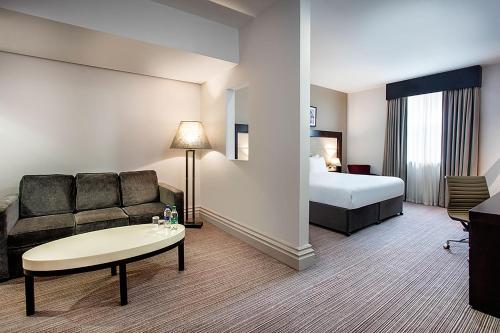 Un pat sau paturi într-o cameră la Leonardo Hotel Cardiff