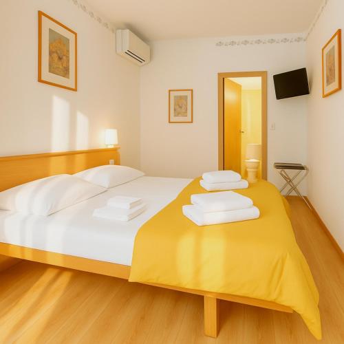 Postel nebo postele na pokoji v ubytování Hotel Modena old town