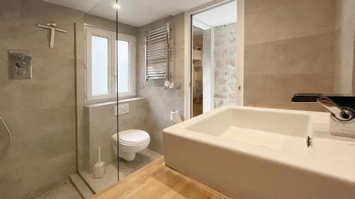 une salle de bain avec une baignoire, des toilettes et un lavabo dans l'établissement Beautifully renovated 17th Paris apartment, à Paris
