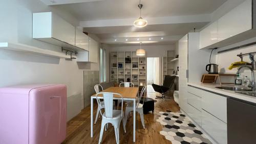 une cuisine et une salle à manger avec une table et des chaises dans l'établissement Beautifully renovated 17th Paris apartment, à Paris
