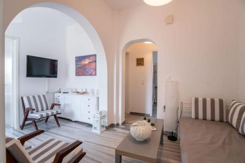 Televízia a/alebo spoločenská miestnosť v ubytovaní 3bedroom Cycladic home Casa Klea in Drios Paros