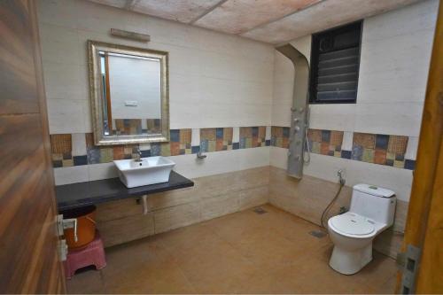 ein Badezimmer mit Toilette und Waschbecken in der Unterkunft Holiday Aapke Liye Bungalow no 8- 3 BHK in Khopoli
