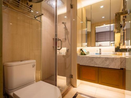Koupelna v ubytování Shanghai Jubelle Boutique Apartment - Subway Lines 8-10-18 - Direct access to the Bund - Free fridge, washing machine, kitchen - Free luggage storage and package collection services