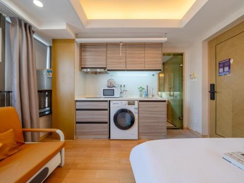 Kuchyň nebo kuchyňský kout v ubytování Shanghai Jubelle Boutique Apartment - Subway Lines 8-10-18 - Direct access to the Bund - Free fridge, washing machine, kitchen - Free luggage storage and package collection services