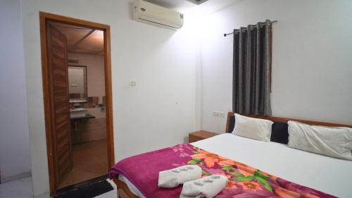 ein Schlafzimmer mit einem Bett mit Handtüchern darauf in der Unterkunft Holiday Aapke Liye Bungalow no 8- 3 BHK in Khopoli
