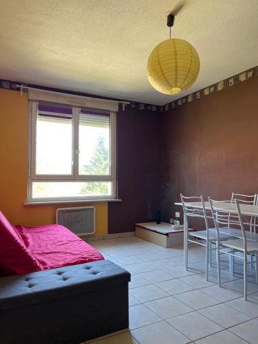 une chambre avec un lit, une table et des chaises dans l'établissement Park Line garden, à Strasbourg