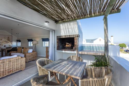 TV a/nebo společenská místnost v ubytování Abalone Hotel & Villas