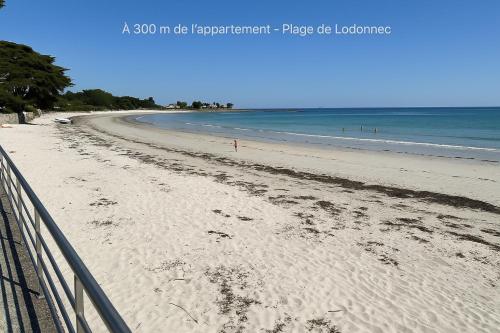 an empty beach with the ocean in the background at La Brise Marine, calme, Océan, 350m plage in Loctudy