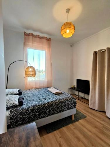a bedroom with a bed and a window at The Samaritan Getaway in Amiens