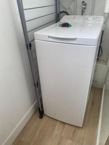 a white washer and dryer in a room at La Brise Marine, calme, Océan, 350m plage in Loctudy