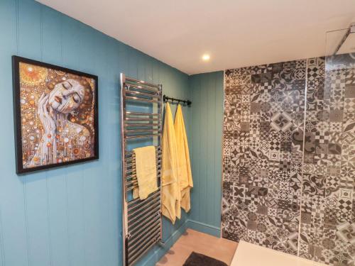 baño con ducha y una pintura en la pared en A Stones Throw, en Scarborough