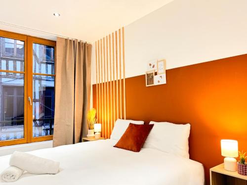 une chambre avec un lit blanc et une fenêtre dans l'établissement Le Raffiné Troyes - hypercentre, à Troyes