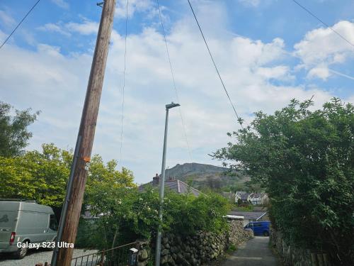 a street light with a mountain in the background at Bwthyn Bach Studio in Llanfairfechan