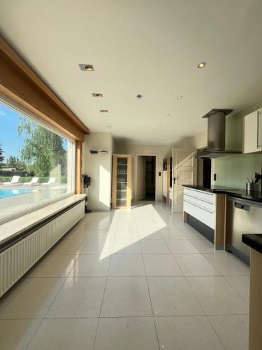 Dapur atau dapur kecil di Luxury Villa Pool & Spa