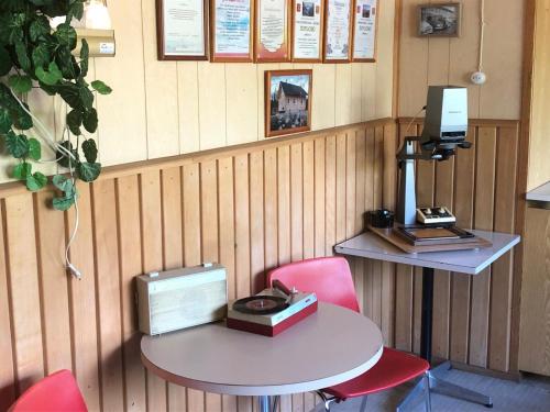 a table with two chairs and a computer on it at Jämsän Gasthaus in Jämsä