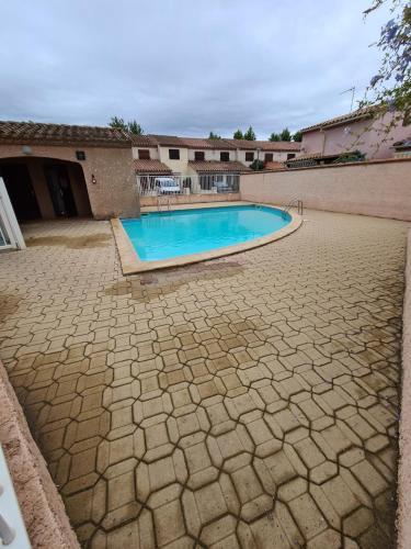 une piscine au milieu d'une cour dans l'établissement Logement bord de mer, à Saint Cyprien Plage