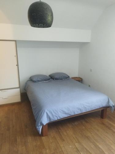 une chambre avec un lit avec deux oreillers dessus dans l'établissement L'étang du griffolet, à Ussac