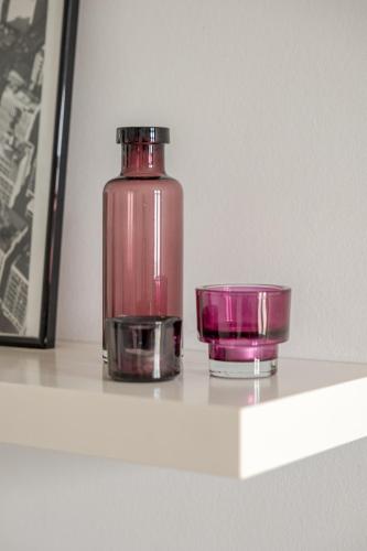 a pink bottle and a glass on a shelf at Wohnen wie im Schloss - Alter Bahnhof von Kruft in Kruft