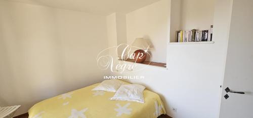 a bedroom with a bed with a sign that reads hope at maison pour 9 personnes vue mer a 150 m de la plage du rayol in Rayol-Canadel-sur-Mer