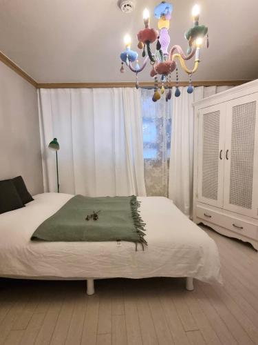 una camera da letto con un letto e un lampadario di Stay 801 a Suwon