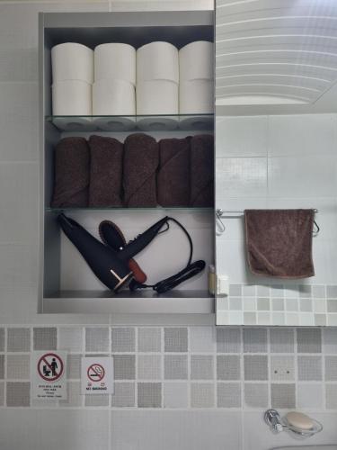 un armadio con rotoli di carta igienica e asciugamani di Stay 801 a Suwon