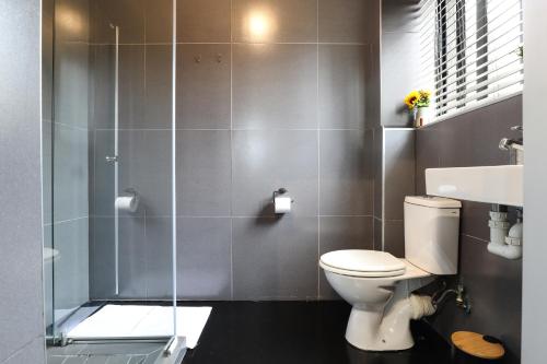 Ένα μπάνιο στο Foools Inn - Trendy Rooms available in the Heart of Sea Point!