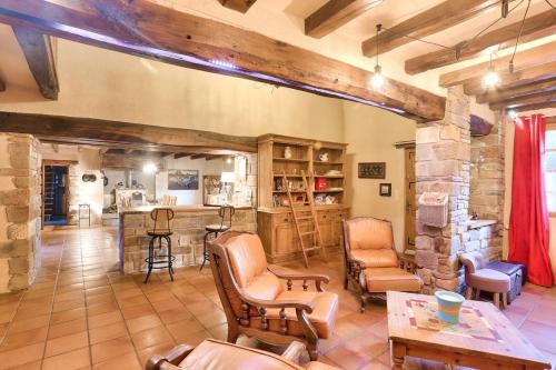 un grand salon avec des chaises et une table dans l'établissement Authenticity & Relaxation Longère with Wooded Park, à Sainte-Marie