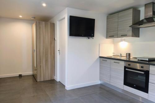 Dapur atau dapur kecil di Studio Occitanie 20 m2 tout équipé avec jardin