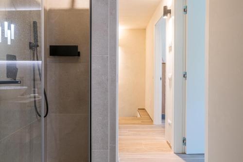 Et badeværelse på GuestHost - 3-room Apartment, garden & pool