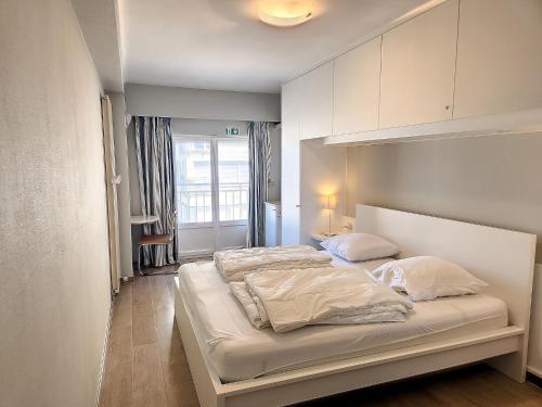 Ένα ή περισσότερα κρεβάτια σε δωμάτιο στο Apartment Albertstrand with Stunning Seafront View