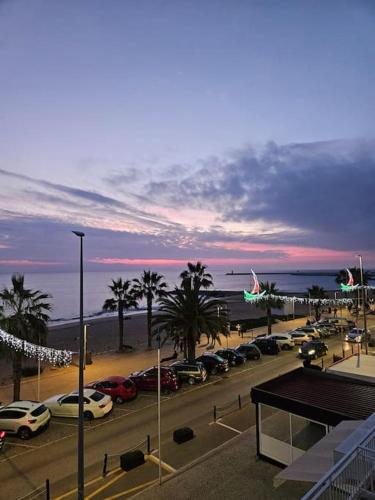 Apartamento moderno na praia com varanda grande
