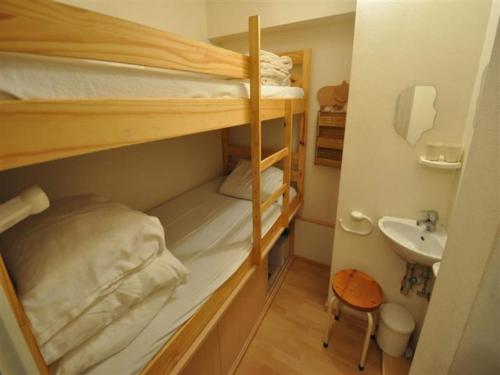 Ένα ή περισσότερα κρεβάτια σε δωμάτιο στο Apartment in Duinbergen with Side Sea View