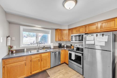 Η κουζίνα ή μικρή κουζίνα στο Fox Lair 29L - Cozy End Unit with Mountain Views