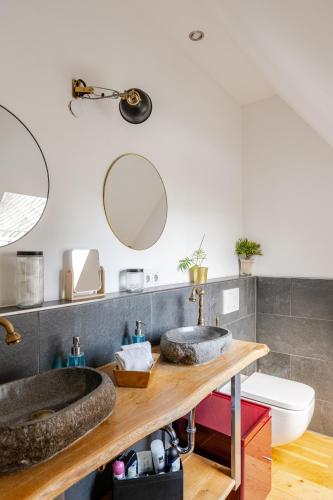 a bathroom with two sinks and a mirror at Wohnen wie im Schloss - Alter Bahnhof von Kruft in Kruft