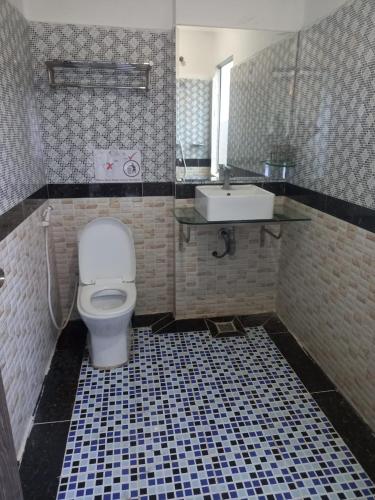 a bathroom with a toilet and a sink at Hotel Selver Shinn & Restaurant in Phnom Penh