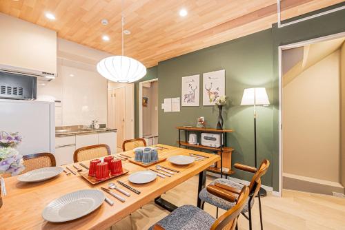 a kitchen and dining room with a table and chairs at 淡路町駅から徒歩1分 140平 4ldk 新宿駅12分 秋葉原5分 東京駅7分 銀座駅7分 渋谷20分 in Tokyo