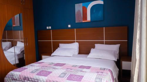 Postel nebo postele na pokoji v ubytování COMFORT INN-Executive Apartments