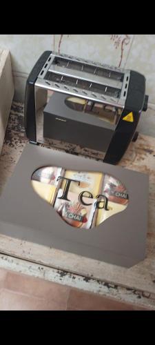 einem Toaster, der auf einem Tisch sitzt in der Unterkunft Casa Rural en San Carlos del Valle- Doña Gumersinda in San Carlos del Valle