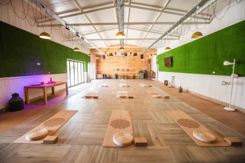 AlcariaにあるLuxury Farmhouse Albufeiraの床にヨガマットが備わる広い客室です。