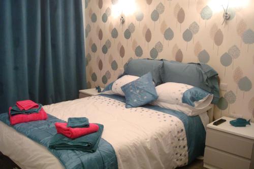 TalybontにあるTalybont B&B Aberystwythのベッドルーム1室(ベッド1台、タオル2枚付)