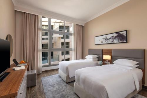 Postel nebo postele na pokoji v ubytování Marriott Executive Apartments Doha, Le Mirage City Walk